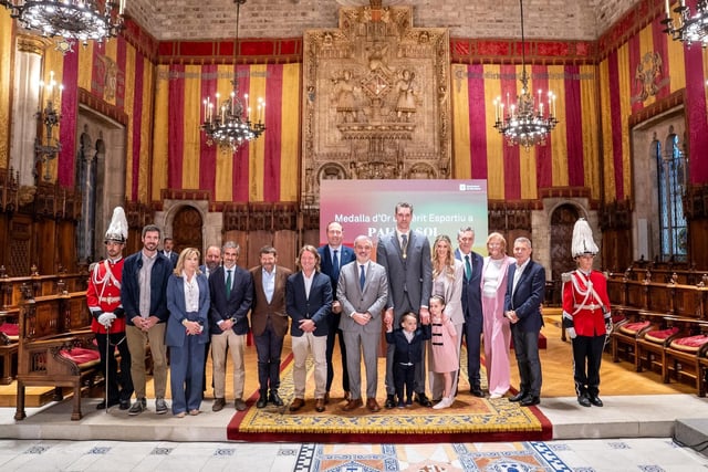 Gasol posa en el Saló de Cent con su familia, Collboni y otros representantes municipales.