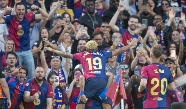 Lamine Yamal celebra un gol con la grada en Montjuïc.