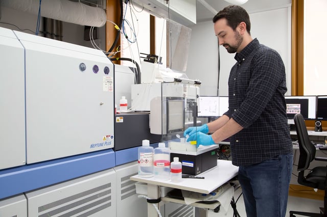 McCormack works at the mass spectrometer, which is used to determine the zinc isotope ratio. This ratio provides information about the diet of Otodus megalodon.