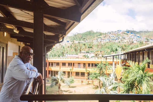 Le Sénat a adopté, mardi 27 mai 2025, la loi de « refondation » de Mayotte, dévasté par le cyclone Chido. Ici, un proviseur de lycée constate les dégâts dans son établissement le 15 janvier 2025.