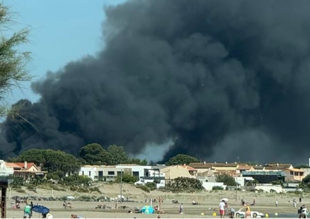 Une image du panache de fumée s’élevant du camping, au Cap d’Agde.