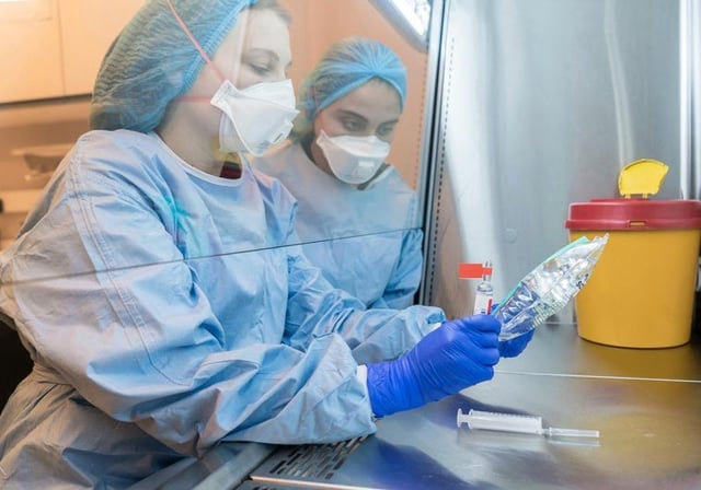 Preparación en una farmacia hospitalaria de una quimioterapia