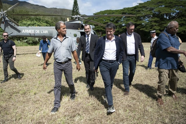 Le ministre des Outre-mer Manuel Valls en visite à Pouembout, en Nouvelle-Calédonie, le 1er mai 2025