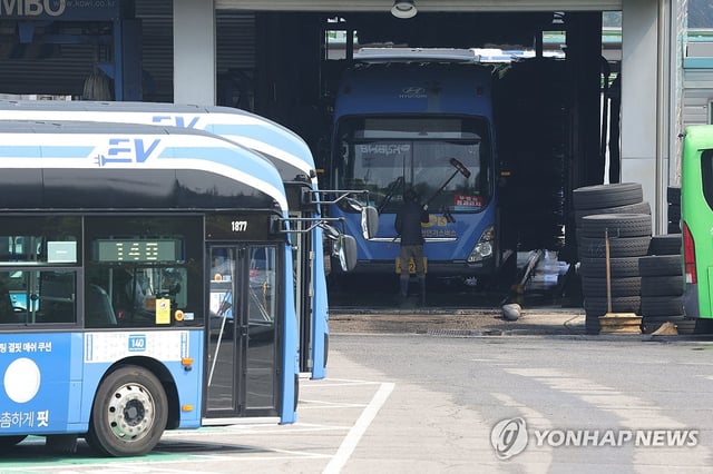 Seoul bus union postpones strike; bus services running normally - 1
