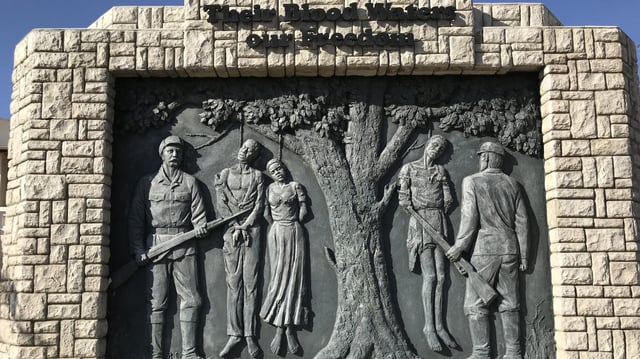 Ein Denkmal zur Erinnerung an den von deutschen Kolonialtruppen begangenen Verbrechen an den Herero und Nama (etwas 1904-1907) im Zentrum der namibischen Hauptstadt Windhoek. Die Inschrift laut übersetzt etwa: "Ihr Blut nährt unsere Freiheit"
