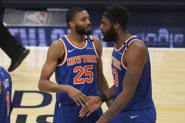 Knicks&#39; Mitchell Robinson (r.) is back in the starting lineup for Game 4.