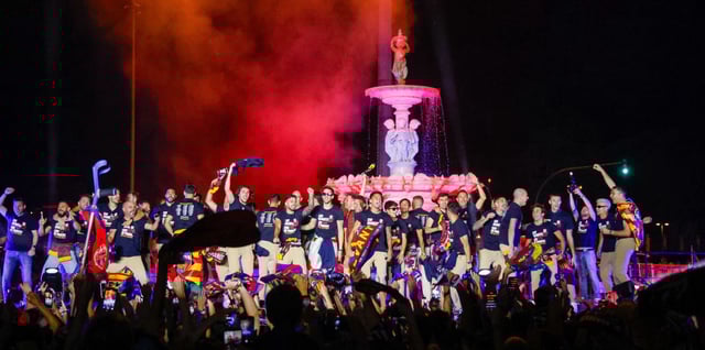 Celebración de los jugadores del Levante UD y la afición, el lunes ya de madrugada, en la Fuente de las Cuatro Estaciones de València. | FRANCISCO CALABUIG