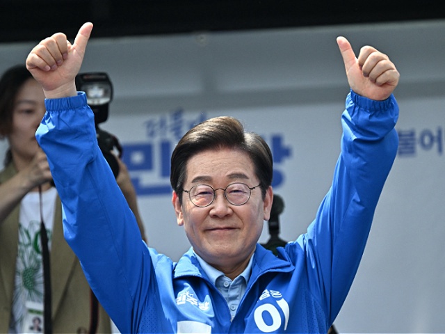 Lee Jae-myung, the presidential candidate of the Democratic Party, gestures during an election campaign event in Suwon, Gyeonggi province on May 26, 2025. (Photo by Pedro Pardo / AFP) (Photo by PEDRO PARDO/AFP via Getty Images)