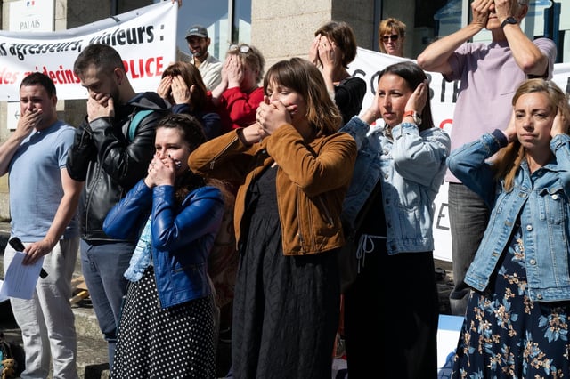 Avant l’audience du procès Le Scouarnec, lundi 19 mai 2025, les victimes manifestent et prennent la parole devant le palais de justice à Vannes (Morbihan). Joël Le Scouarnec, ancien chirurgien, est jugé à Vannes pour viols et agressions sexuelles sur 299 victimes.