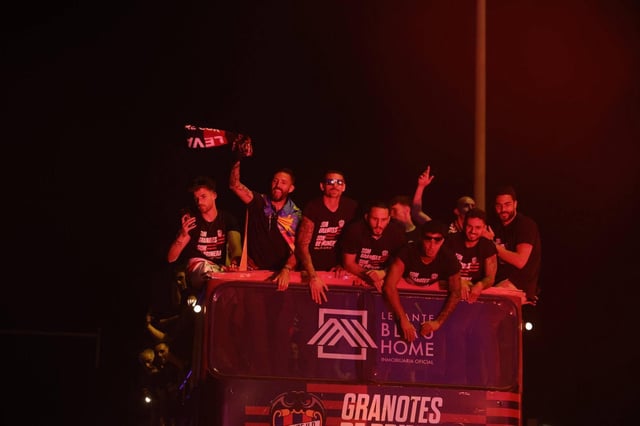 La plantilla del Levante UD durante la celebración del ascenso a Primera el lunes por València.