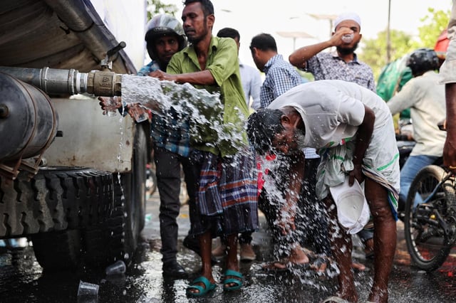 Un ciudadano se refresca durante una intensa ola de calor ocurrida en Bangladés