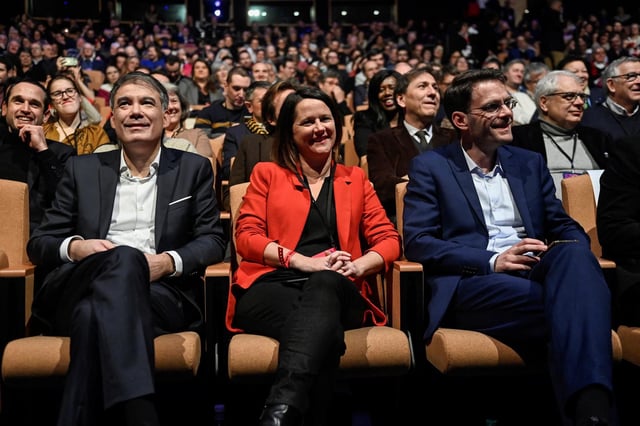 Le premier secrétaire du Parti socialiste français (PS) et député Olivier Faure (G) et l’ancien candidat du PS Nicolas Mayer-Rossignol (D) assistent au 80e congrès du parti, à Marseille, dans le sud de la France, le 29 janvier 2023.