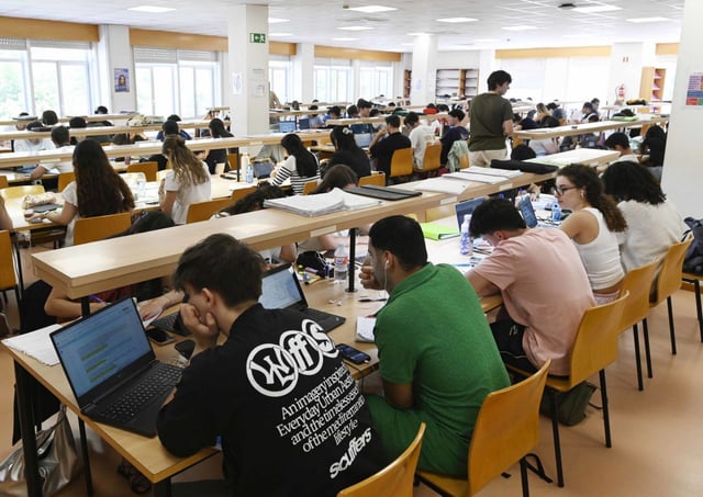 La biblioteca de Peritos ayer: no cabía ni un alfiler.