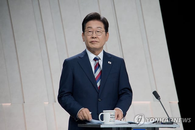 Democratic Party candidate Lee Jae-myung prepares to attend their last televised debate, hosted by the MBC TV network, in Seoul on May 27, 2025, ahead of the June 3 presidential election. (Pool photo) (Yonhap)