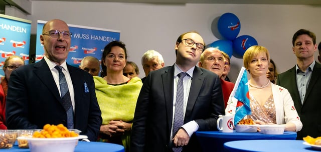 Die ehemalige AfD-Abgeordnete Petersen (2.v.r.) bei einer Wahlkampfparty (Archiv)