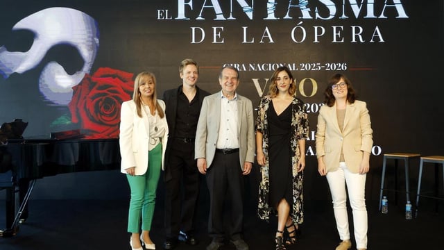 LAS PREGUNTAS 1. ¿Qué es lo que va a poder disfrutar el público de Vigo? 2. ¿A quién interpreta en «El Fantasma de la Ópera»? 3. ¿Qué han supuesto estos dos años de producción en Madrid? 4. ¿Qué representa este papel en su carrera? Image ID: 117895083 Enrech Marta G. Brea /clip/1c65c2c9-e593-4715-afd7-a2157dd4713e_source-aspect-ratio_default_0.jpg 1600
