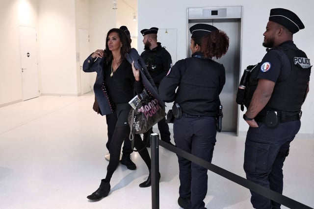 Karine Le Marchand quitte le palais de justice de Paris après l'audience de son procès contre Mimi Marchand, le 26 mai 2025. 