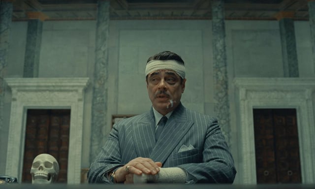 « The Phoenician Scheme » raconte l’histoire (ou ce qui en tient lieu) de Zsa-zsa Korda (Benicio del Toro, en roue libre), homme d’affaires crapuleux et père de neuf enfants qui mène des business douteux et ne cesse de… ressusciter.