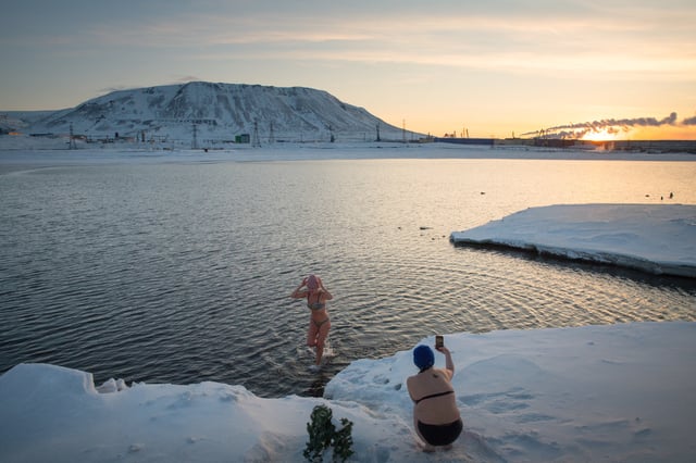Women enjoy winter swimming in Lake Dolgoye in the Arctic city of Norilsk, Russia March 20, 2025. REUTERS/Alexander Manzyuk/File Photo
