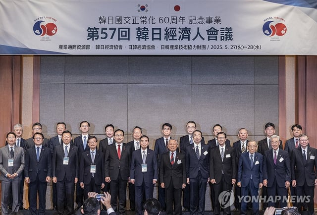 South Korean and Japanese business leaders join a group photo session during the opening ceremony of the 57th South Korea-Japan Business Conference at a hotel in Seoul on May 27, 2025. (Yonhap)