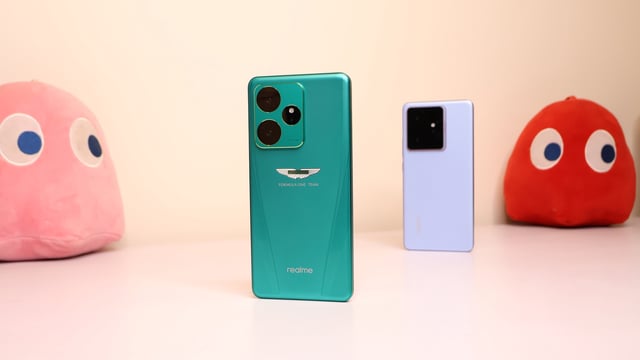 realme GT 7 in Aston Martin Green and IceSense Blue.
