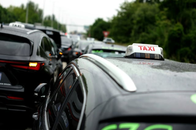 L'autoroute A1, au nord de Paris, bloquée par une manifestation des taxis, le 21 mai 2025 à La Courneuve