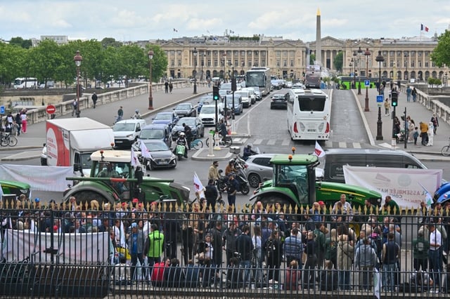 Débat en séance publique a l'Assemblée nationale sur la proposition de loi adoptée par le Sénat visant a assouplir les contraintes pesant sur l'exercice du métier d'agriculteur, à Paris, France, le 26 mai 2025.