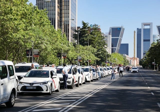 Taxis parados en el Paseo de la Castellana