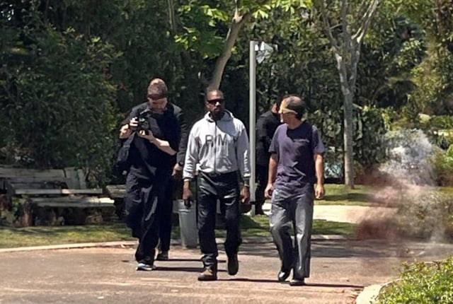 Kanye West, en el centro, durante su reciente visita a Inca.