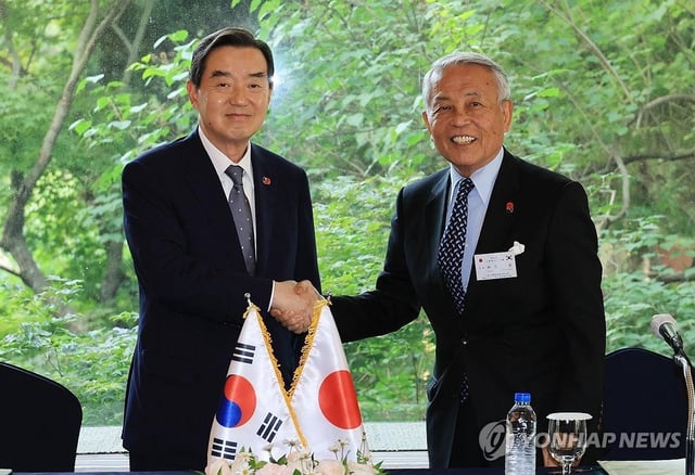 Kim Yoon (L), co-chairman of the Korea-Japan Economic Association and chairman of Samyang Holdings, and Yutaka Aso, vice chairman of the Japan-Korea Economic Association and chairman of Aso Cement Co., pose for a photo during a press conference at a hotel in Seoul on May 28, 2025, about a joint statement that South Korean and Japanese business leaders adopted following the 57th South Korea-Japan Business Conference. (Yonhap)