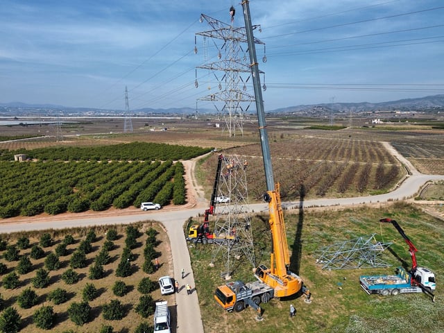 Trabajos alta tensión de Iberdrola en Carlet tras la dana.