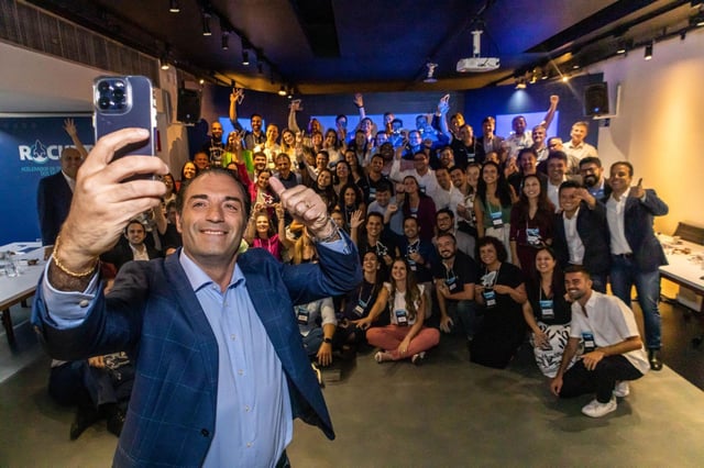 Antonio Filosa, nuevo CEO de Stellantis, sacándose un selfie en un acto de la empresa