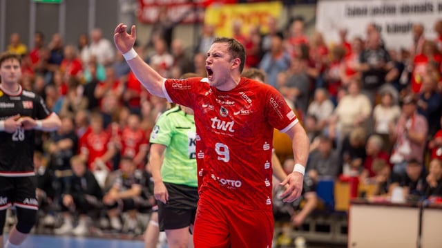 2. HBL (Handball-Bundesliga), 32. Spieltag: Eulen Ludwigshafen gegen TuSEM Essen***Marc-Robin Eisel (9, Ludwigshafen) puscht die Zuschauer