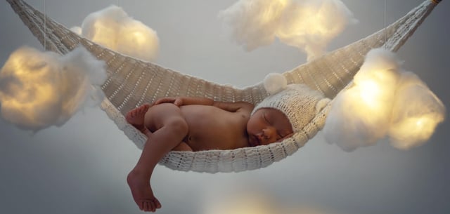 Ein schlafendes Baby: versteht noch nichts vom Inhalt vieler Wiegenlieder