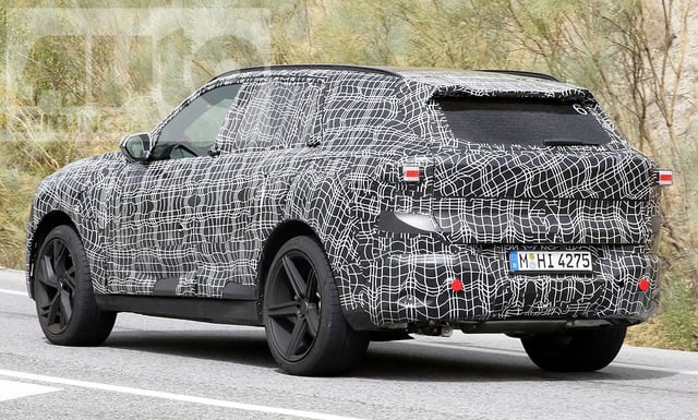 Ein Stockwerk höher positioniert sich der BMW X5, der als Erlkönig bereits fleißig seine Runden dreht. Ob er 2025 noch vorgestellt wird?