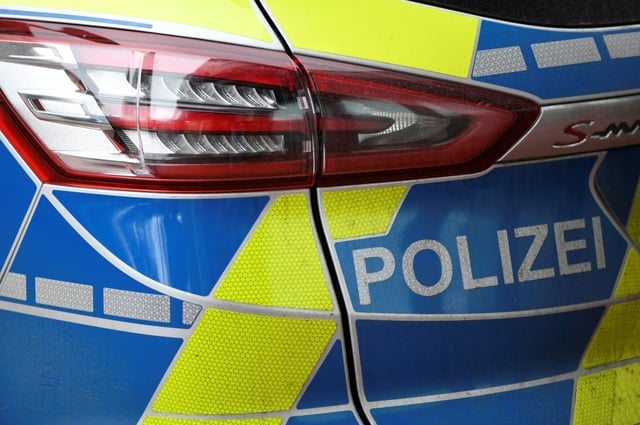 Einsatzkräfte haben auf einem Bauernhof in Hessen dutzende verendete Tiere gefunden. Die etwa 78 Rinder, Schafe und Ziegen waren teilweise schon länger tot, wie die Polizei in Marburg mitteilte.
