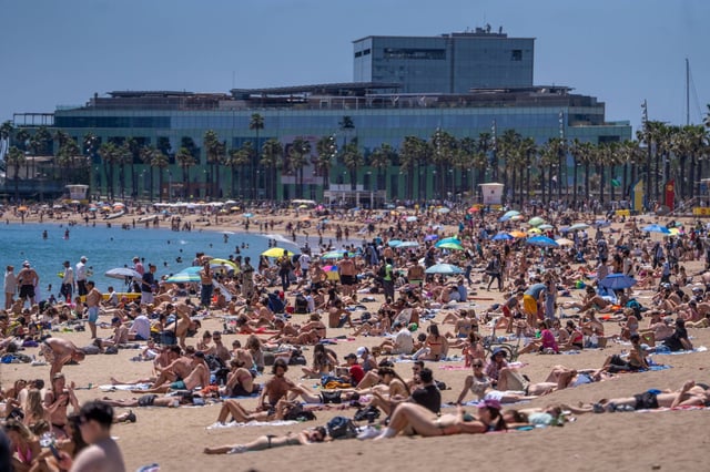 El calor lanza un efecto masificador en las playas de Barcelona.