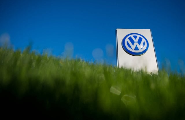 Le logo du constructeur automobile allemand Volkswagen devant l'usine Volkswagen à Wolfsburg, en Allemagne, le 23 septembre 2015. 