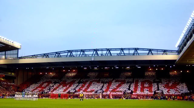 Die Fans von Liverpool gedenken den Opfern von Brüssel