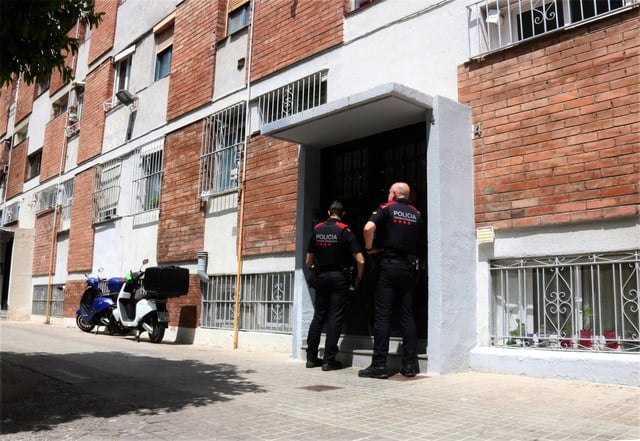Los Mossos ante el portal en el que se encontró el cadáver en Ciudad Meridiana