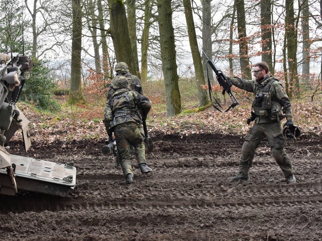Der Ukraine-Krieg habe gezeigt, dass die Bundeswehr deutlich mehr Soldaten und Reservisten brauche, um einen Krieg länger durchhalten zu können. Die Verbindung zu vielen Reservisten ist aber abgerissen. Im Foto üben Soldaten mit dem Schützenpanzer Marder während einer laufenden Gefechtsübung auf dem Truppenübungsplatz Bergen in der Lüneburger Heide.