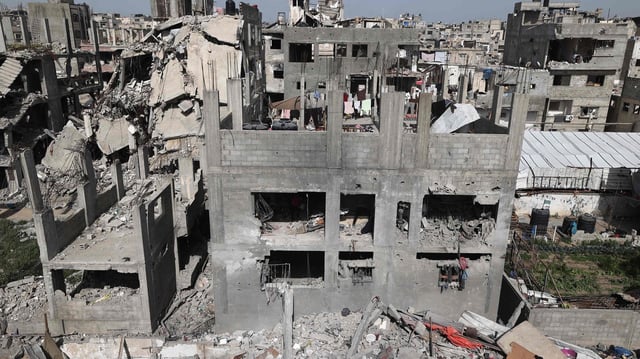 Zerstörte Gebäude in einem von israelischen Angriffen betroffenen Gebiet in Chan Junis im südlichen Gazastreifen.