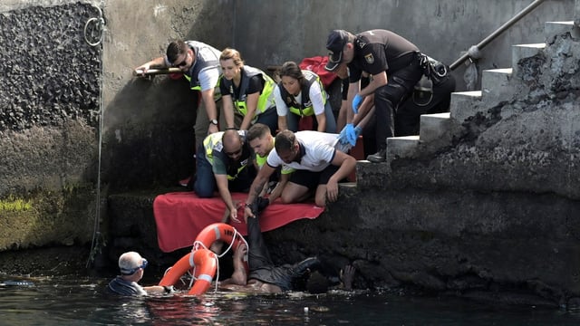 Emergency services pull a man ashore in La Restinga, on El Hierro