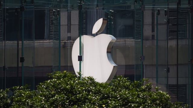 Apple logo auf Grashügel.