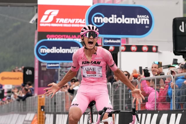 Isaac del Toro celebra la victoria en la 17ª etapa del Giro.