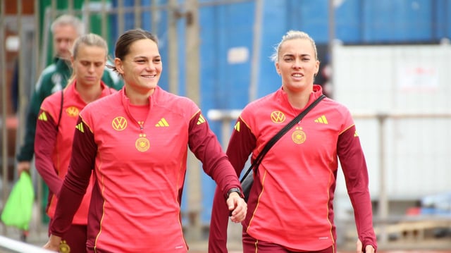 Die Nationalspielerinnen Giovanna Hoffmann und Laura Freigang laufen über das Gelände des SV Werder