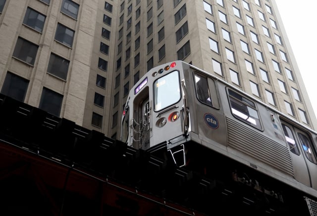 A CTA train passes overhead along Wells Street in downtown Chicago on May 21, 2025. (Antonio Perez/Chicago Tribune)