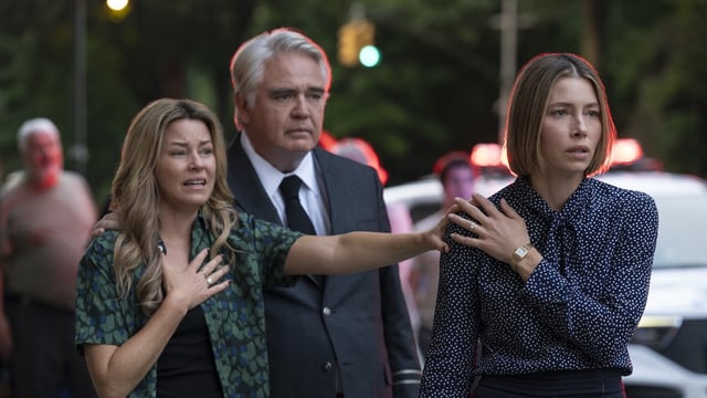 Elizabeth Banks and Jessica Biel in "The Better Sister." (Jojo Whilden/Prime Video)