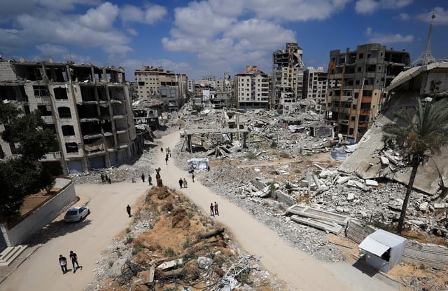 Décombres de bâtiments, à Gaza, le 28 mai 2025.