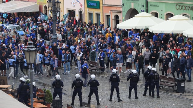 Police intervene to prevent fighting between Chelsea and Betis fans in Wroclaw